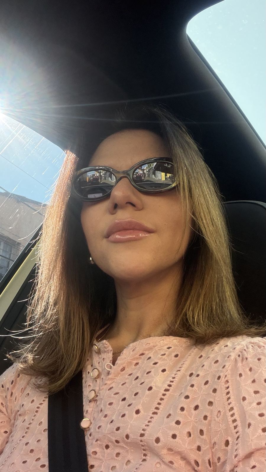 Carla de óculos escuros num dia de sol