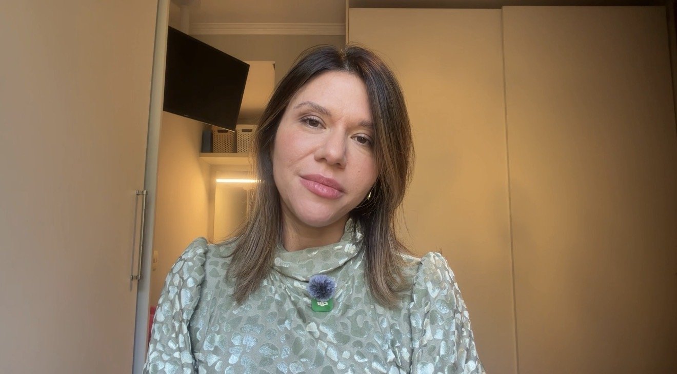 Dra. Carla Weinstein olhando para a câmera, de blusa verde-clara